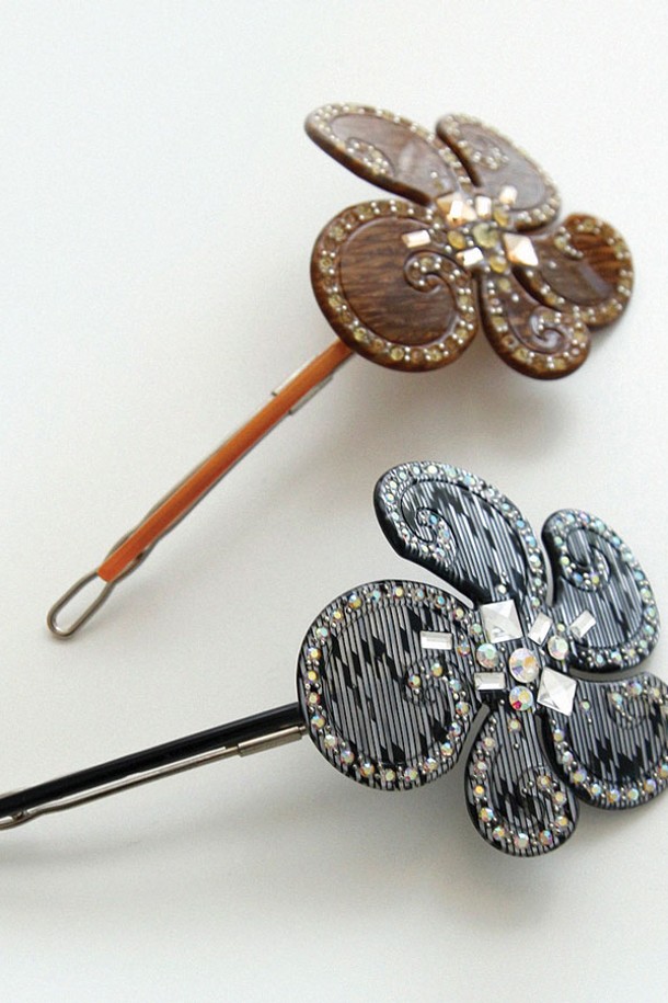 "클라우드 플라워 큐빅 헤어핀 Bh0959"는 셀룰로오스와 유리를 사용하여 제작되었으며, 블랙, 브라운 두 가지 색상으로 만나볼 수 있습니다. 큐빅과 플라워 디자인 장식이 돋보이는 미디엄 사이즈 헤어핀으로, 모던하고 심플한 스타일을 연출합니다. 자연석과 실버의 조화처럼 심플하면서도 가벼운 매력, 그리고 절제된 아름다움을 추구하는 당신에게 트렌디한 감각을 더해줄 데일리 아이템입니다.
