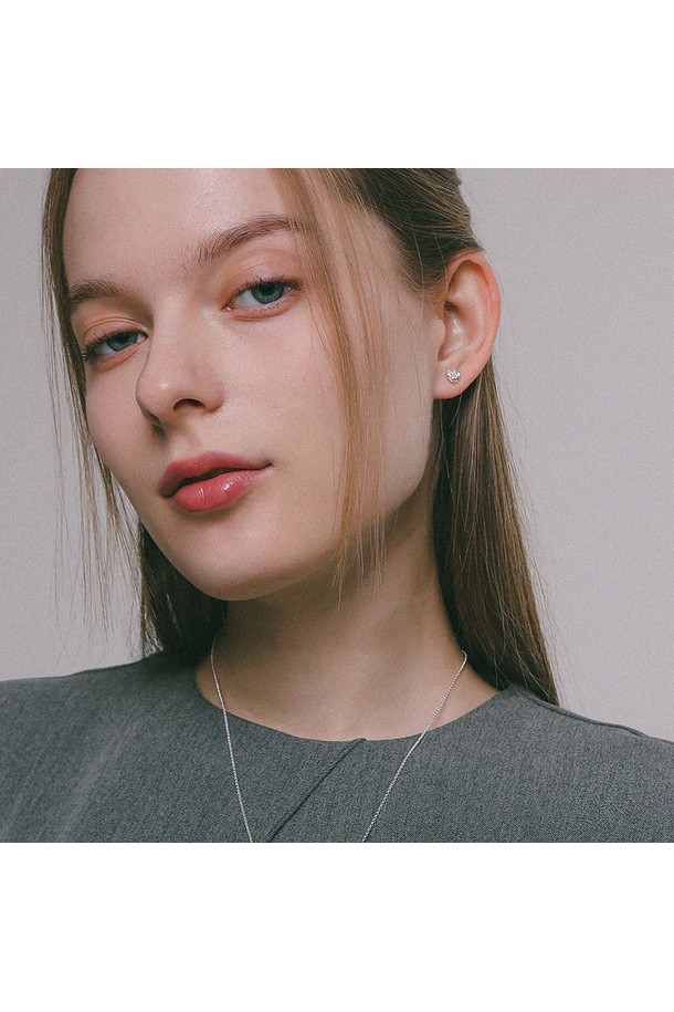 미니 로즈 실버 귀걸이 M04013은 925 스털링 실버 소재로 제작되어 알러지 방지 코팅 처리가 된 여성용 귀걸이입니다. 로즈 디자인 장식이 돋보이는 모던하고 클래식한 스타일로, 심플하고 세련된 디테일이 특징입니다. 미니멀한 사이즈로 데이트룩, 카페룩, 모임룩 등 다양한 TPO에 매치하기 좋습니다. 클래식하고 여성스러운 무드를 연출하며, 데일리 주얼리로 활용하기 좋습니다.
