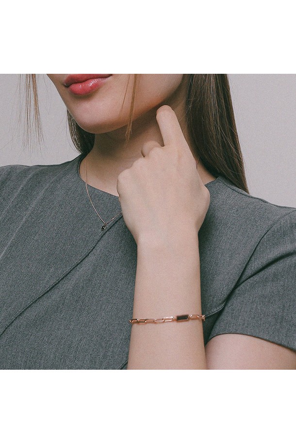 로즈골드 링크체인 래브라도 실버 팔찌 B01047는 여성스러운 매력을 더하는 팔찌입니다. 실버925와 라브라도라이트 소재에 로즈골드와 실버 컬러 조합으로 세련된 분위기를 연출합니다. 모던하면서 클래식한 스타일로, 심플한 체인 디자인이 돋보입니다. 전체 길이 16cm에 폭 1cm, 높이 0.5cm이며, 3cm 연장 체인이 포함되어 있어 착용 시 길이를 조절할 수 있습니다. 모임룩에 잘 어울리며, 데일리로 착용하기 좋습니다.
