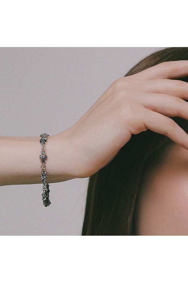 앤틱 크로스 링크 실버 팔찌 B01051는 여성스러운 매력을 더해줄 팔찌입니다. 앤틱 도금으로 마감된 스털링 실버(실버 함유량 92.5%) 소재로 제작되었으며, 크로스 패턴 디자인이 돋보입니다. 알레르기 방지 기능이 있어 안심하고 착용할 수 있으며, 18cm 길이와 10.7g의 적당한 무게감으로 편안한 착용감을 선사합니다. 데이트룩, 모임룩, 카페룩 등 다양한 TPO에 클래식, 미니멀, 로맨틱 스타일을 더하여 세련된 연출이 가능합니다. 향수, 땀, 물, 온도 변화에 변색될 수 있으며, 유연하게 구부러지는 특징이 있습니다. 기본 또는 고급 패키지 선택이 가능합니다.
