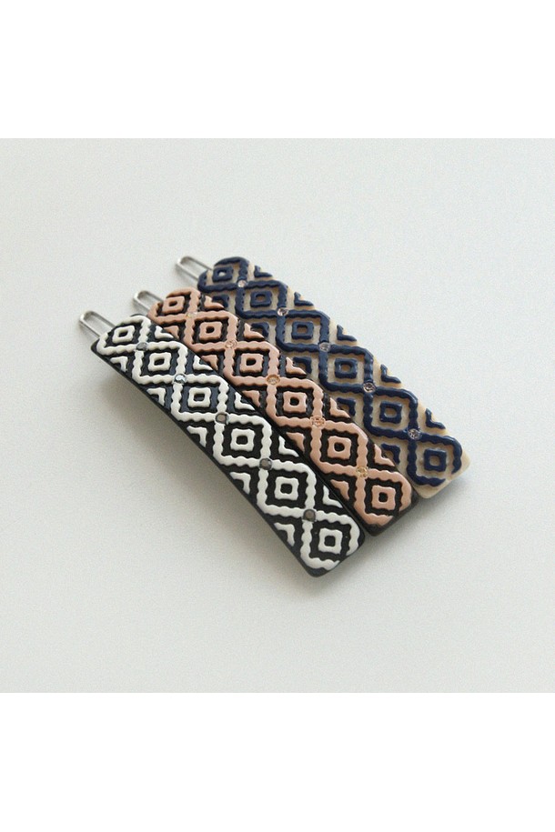 "펀칭 롬버스 큐빅 헤어핀 H01391"은 2025 AUTUMN Collection의 여성 헤어핀입니다. 셀룰로이드 소재에 롬버스 패턴과 큐빅, 펀칭 디테일이 더해져 클래식, 미니멀, 걸리시 스타일을 연출합니다. 블랙, 네이비, 인디 핑크 세 가지 색상으로 출시되었으며, 5.2cm x 1cm 사이즈로 데이트룩, 카페룩, 모임룩 등 다양한 TPO에 활용하기 좋습니다. 개별 포장이 가능한 베이직 및 하이엔드 패키지를 선택할 수 있으며, 무게는 3.4g입니다.
