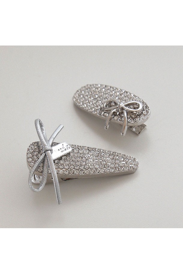 블링 큐빅 실버 리본 집게핀 H01464는 여성스러운 스타일을 완성해 줄 헤어 액세서리입니다. 실버 컬러의 브라스 소재에 화이트 도금 처리되어 은은하게 빛나는 큐빅과 리본 디자인이 돋보입니다. 데이트룩에 잘 어울리는 걸리시, 미니멀, 로맨틱 스타일의 집게핀으로, 일상에서도 부담 없이 착용 가능합니다. 선물용으로도 적합하며, 큐빅 장식이 섬세하게 세팅되어 고급스러운 느낌을 더합니다.
