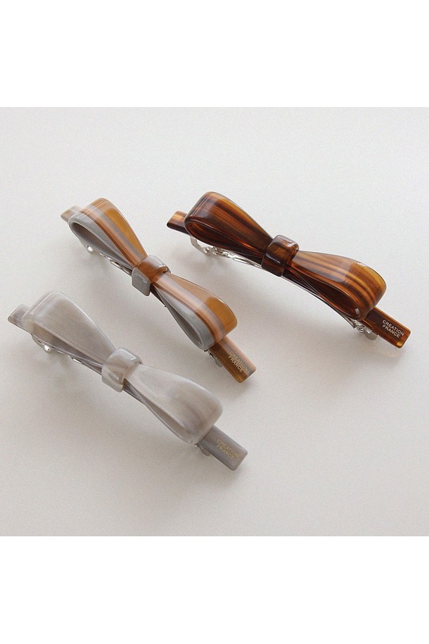 프랑스 마블 호리존 리본 자동핀 H01468는 여성 고객을 위한 헤어핀/집게핀입니다. 브라운, 그레이, 믹스 컬러의 셀룰로이드 및 브라스 소재로 제작되었으며, 8.5cm X 1.4cm 크기의 자동핀 타입입니다. 은은한 마블 패턴과 여성스러운 리본 디자인이 특징이며, 클래식, 걸리시, 미니멀 스타일을 연출하기 좋습니다. 데이트룩, 카페룩, 모임룩 등 다양한 TPO에 활용하여 프랑스 스타일의 세련된 분위기를 더해보세요.
