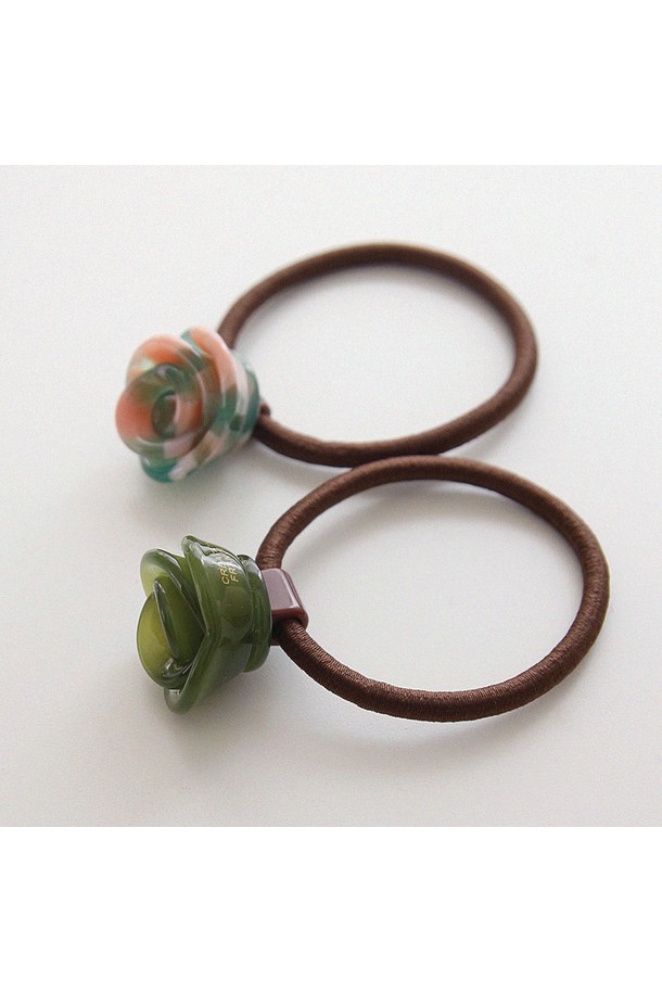 프랑스 셀룰로오스 로즈 헤어끈 H01469는 여성용 헤어 액세서리로, 우레탄과 셀룰로이드 소재로 제작되었습니다. 2.2cm X 2.1cm 크기의 이 헤어끈은 그린과 믹스 컬러로, 로즈 디자인 장식이 돋보입니다. 알레르기 방지 코팅 처리가 되어 있으며, 실버 92.5%가 함유되어 있습니다. 데이트룩, 모임룩과 같은 TPO에 클래식, 미니멀, 걸리시 스타일을 더해줍니다.
