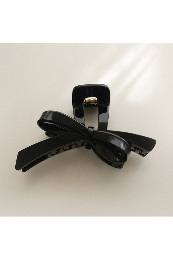 프랑스 언발란스 리본 집게핀 Bh0960은 여성스러운 스타일을 연출해 주는 헤어 액세서리입니다. 블랙, 그린, 오로라 세 가지 색상으로 출시되었으며, 가볍고 튼튼한 셀룰로오스 소재로 제작되었습니다. 언발란스 디자인의 리본 장식이 포인트로, 심플하면서도 모던한 분위기를 줍니다. 데이트룩, 카페룩 등 다양한 TPO에 활용 가능하며, 미니멀, 클래식, 걸리시 스타일을 즐겨 입는 분들께 추천합니다.
