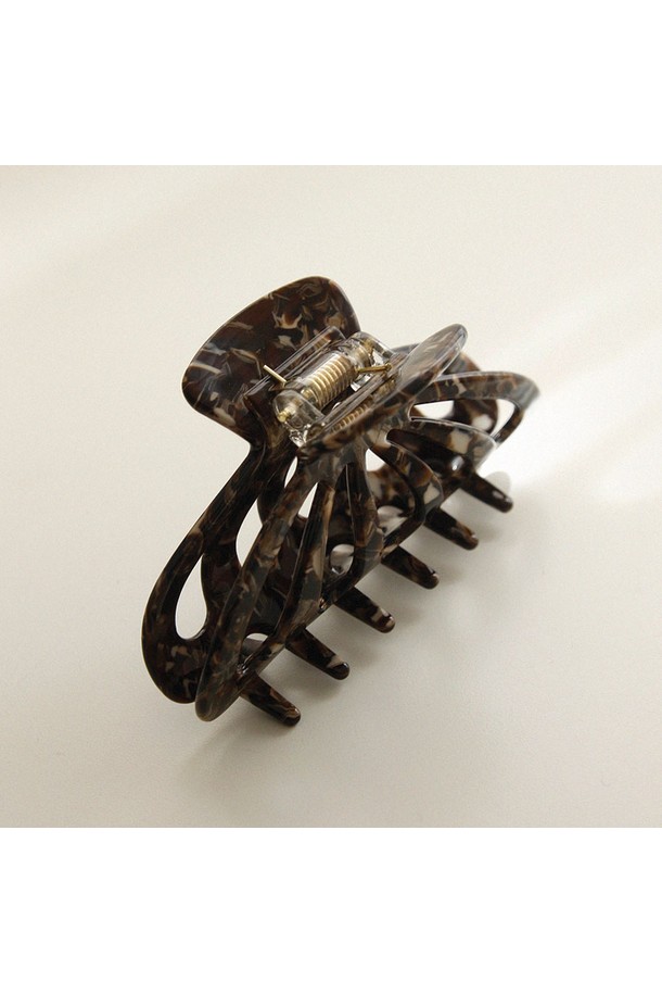 프랑스 마블 쉘 미디엄 집게핀 Bh0961은 여성스러운 헤어 스타일링을 위한 필수템입니다. 다크브라운과 브라운 컬러의 조화가 세련된 느낌을 주며, 프랑스 셀룰로오스 소재로 제작되어 가볍고 편안한 착용감을 선사합니다. 자연스러운 마블 패턴은 심플하면서도 모던한 스타일을 연출하며, 데이트룩이나 카페룩에 포인트를 더해줍니다. 미디엄 사이즈의 집게핀 타입으로, 머리숱이 많은 분들도 헤어를 안정적으로 고정할 수 있습니다.
