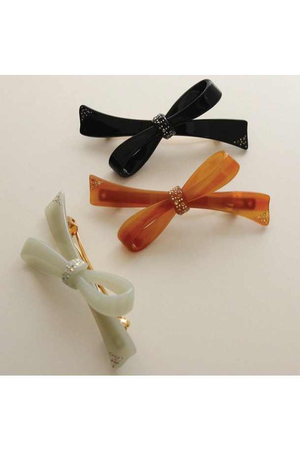 프랑스 리니어 큐빅 리본 자동핀 (Bh0962)은 여성스러운 스타일을 완성하는 리본 자동핀입니다. French Cellulose(프렌치 셀룰로스) 소재로 제작되어 고급스러운 분위기를 자아내며, 블랙, 브라운, 라이트 그린 세 가지 색상으로 만나볼 수 있습니다. 큐빅과 리본 장식이 어우러져 모던하면서도 절제된 아름다움을 선사하며, 9.2cm X 5.5cm 사이즈로 데이트룩, 카페룩, 모임룩 등 다양한 TPO에 활용하기 좋습니다. 걸리시, 클래식, 미니멀 스타일을 즐겨 입는 여성에게 추천하며, 내추럴 스톤과 시크한 실버의 조화가 돋보이는 디자인입니다.
