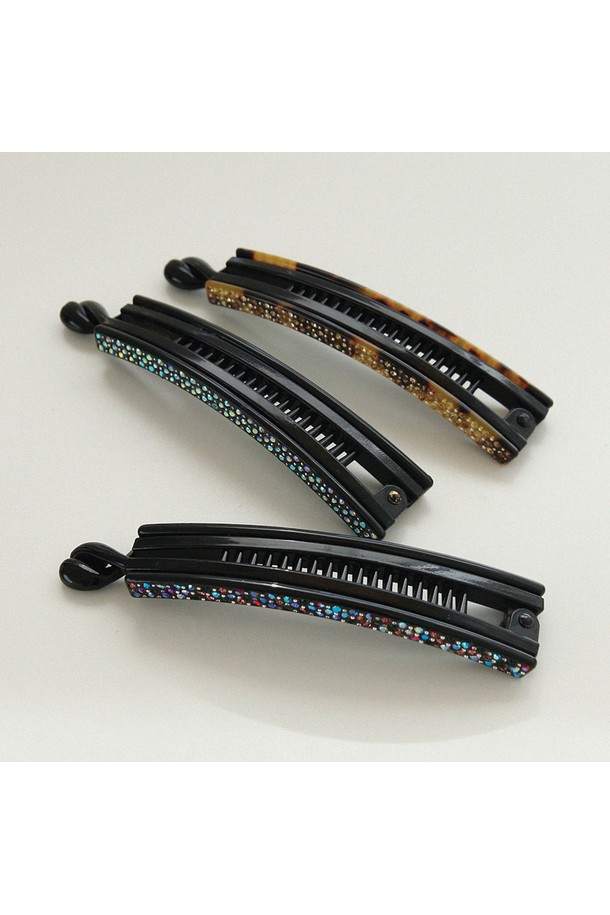 세련된 스타일을 완성해 줄 슬림 라인 큐빅 바나나핀 Bh0963입니다. 부드러운 셀룰로오스 소재와 반짝이는 크리스탈 큐빅 장식이 조화롭게 어우러져 심플하면서도 모던한 무드를 연출합니다. 가볍고 편안한 착용감으로 데이트룩, 카페룩 등 다양한 TPO에 활용 가능하며, 미니멀, 클래식, 걸리시 스타일을 즐기는 여성분들께 추천합니다. 브라운, 맥스, 오로라 세 가지 컬러로 출시되었으며, 2006년에 첫선을 보인 제품입니다. 슬림한 라인과 바나나핀 타입으로 머리 스타일에 포인트를 더해보세요.
