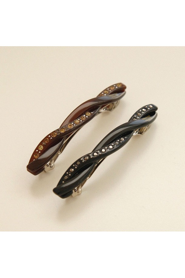 프랑스 큐빅 꼬임 포인트 자동핀 Bh0965는 여성스러운 스타일을 완성하는 헤어핀입니다. 블랙 또는 브라운 컬러의 프랑스 셀룰로오스 소재와 크리스탈 큐빅 장식이 조화롭게 어우러져 모던하면서도 심플한 디자인을 연출합니다. 가볍고 편안한 착용감을 선사하며, 꼬임 디테일과 큐빅 장식이 은은하게 빛나 고급스러운 분위기를 더합니다. 자동핀 방식으로 간편하게 사용 가능하며, 미니멀, 클래식, 시크 스타일을 즐겨 입는 분들에게 추천합니다. 일상에서 포인트 액세서리로 활용하여 세련된 스타일을 완성해보세요.
