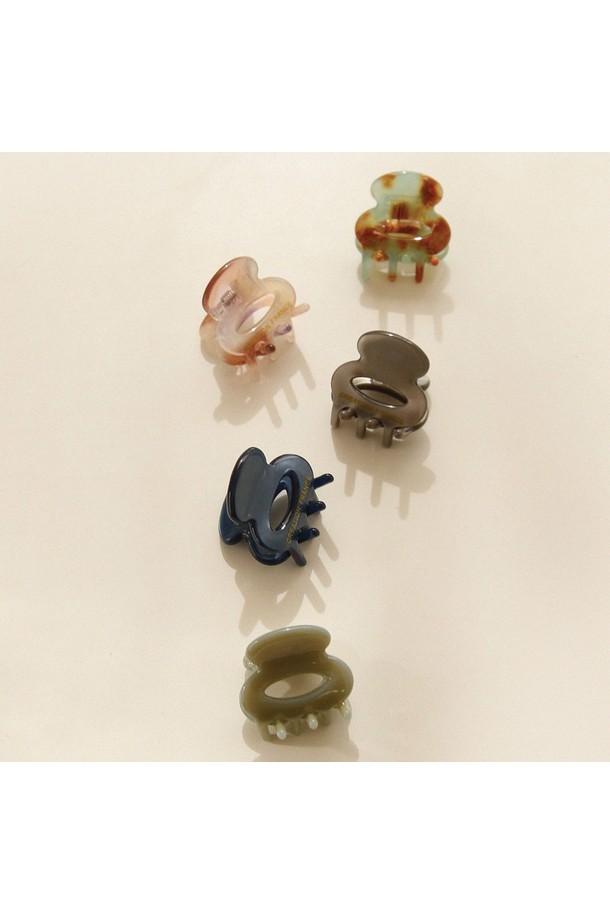 프랑스 도넛 미니 집게핀 Bh0966은 여성용 헤어 액세서리입니다. 2.8cm x 2.5cm의 미니 사이즈로, 셀룰로오스 소재와 브라운 컬러가 특징입니다. 도넛 디자인 장식과 내추럴 스톤, 실버 믹스 디자인이 조화롭게 어우러져 미니멀하고 클래식한 스타일을 연출합니다. 일상에서 간편하게 사용할 수 있는 집게핀으로, 2006년에 출시된 제품입니다. 무게는 3.1g입니다.
