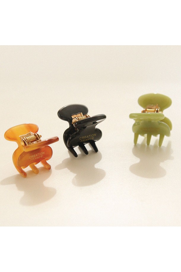 프랑스 마이크로 라운드 집게핀 Bh0967는 여성의 헤어 스타일링을 위한 액세서리입니다. 셀룰로오스 소재로 제작되어 가볍고 편안한 착용감을 선사하며, 모던하고 심플한 디자인으로 데이트룩, 카페룩 등 다양한 TPO에 잘 어울립니다. 블랙, 브라운, 카키 3가지 트렌디한 컬러와 무지 패턴으로 출시되어 어떤 의상에도 자연스럽게 매치됩니다. 천연석과 실버 장식이 조화롭게 어우러져, 스타일리시하면서도 절제된 아름다움을 표현합니다.
