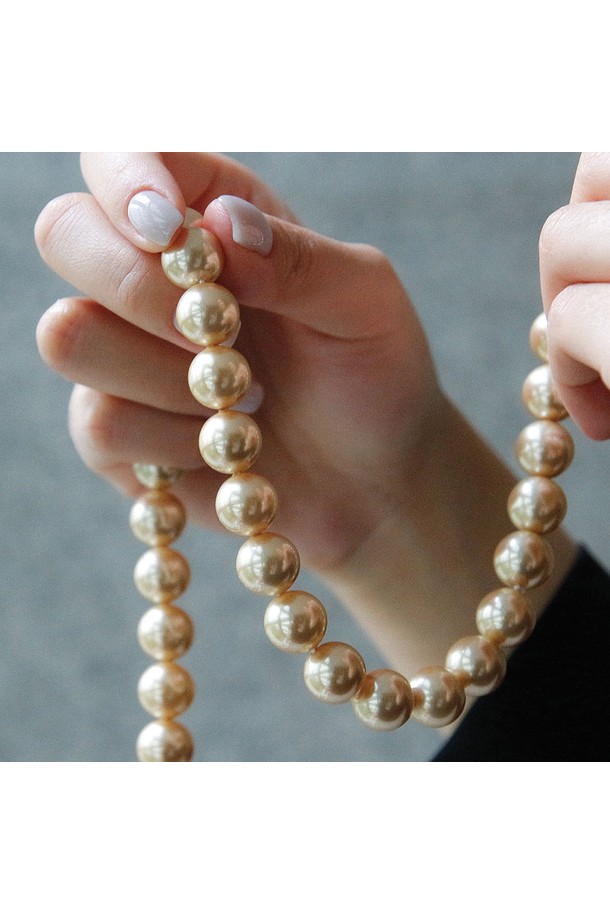 샴페인 골드 12mm 진주 목걸이 Bn0571은 여성 고객을 위한 우아한 목걸이입니다. 12mm 사이즈의 자연산 진주가 사용되었으며, 샴페인 골드 컬러로 고급스러움을 더했습니다. 길이 46cm, 무게 95.1g으로, 심플한 디자인이 돋보이는 클래식하고 우아한 스타일을 연출합니다. 데이트룩, 모임룩에 포인트를 더하거나 미니멀, 로맨틱 스타일을 완성하는 데 적합합니다. 일상에서도 부담 없이 착용하여 여성스러운 분위기를 연출할 수 있습니다.
