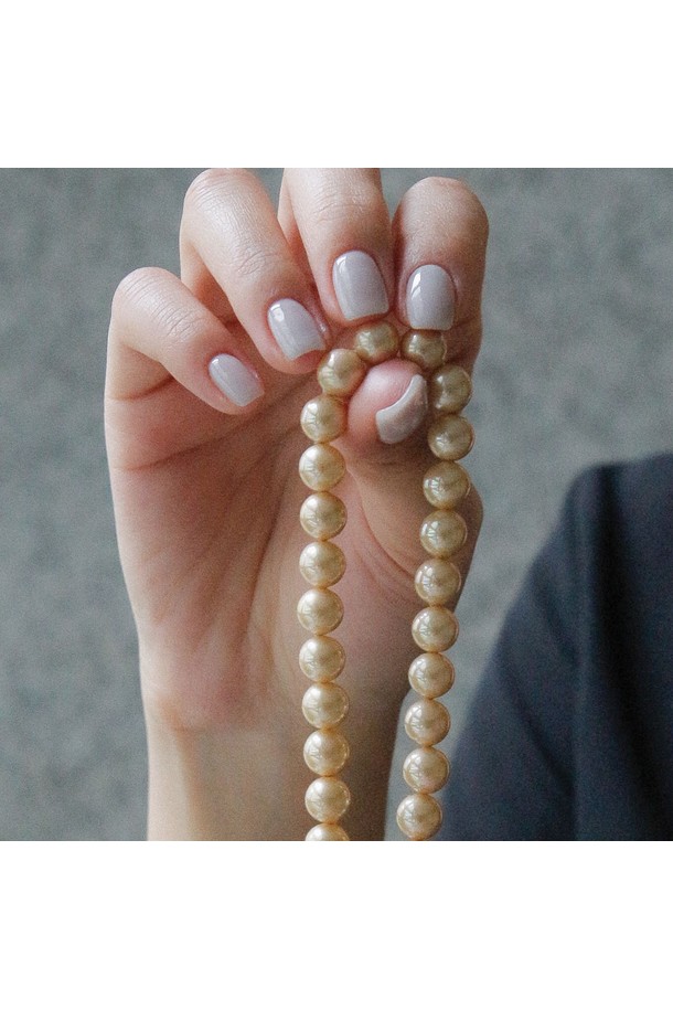 샴페인 골드 8mm 진주 목걸이 Bn0572는 여성스러운 매력을 돋보이게 하는 목걸이입니다. 8mm 크기의 진주, 샴페인 골드 컬러가 모던하고 심플한 디자인으로 어우러져 세련된 분위기를 연출합니다. 자연석 혼합으로 제작되었으며, 43cm 길이로 다양한 TPO(데이트룩, 모임룩, 소개팅룩)에 잘 어울립니다. 클래식, 미니멀, 로맨틱 스타일을 즐기는 분들께 추천하며, 2006년에 출시되어 꾸준히 사랑받는 제품입니다. 기본 패키지 및 고급 패키지 옵션을 선택할 수 있습니다.
