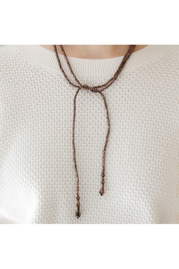 롱 크리스탈 슬림 스카프 목걸이 Bn0585는 미니멀하고 모던한 스타일을 추구하는 여성분을 위한 목걸이입니다. 블랙 컬러의 슬림한 디자인에 크리스탈과 스틸 소재를 사용하여 세련된 분위기를 연출합니다. 총 길이 132cm로, 자연석과 실버의 조화가 돋보이며, 데이트룩, 카페룩, 모임룩 등 다양한 TPO에 매치하기 좋습니다. 무게는 21.1g으로 가볍게 착용할 수 있으며, 심플하지만 시크한 스타일을 완성해 줍니다. 기본/고급 패키지 선택이 가능합니다.
