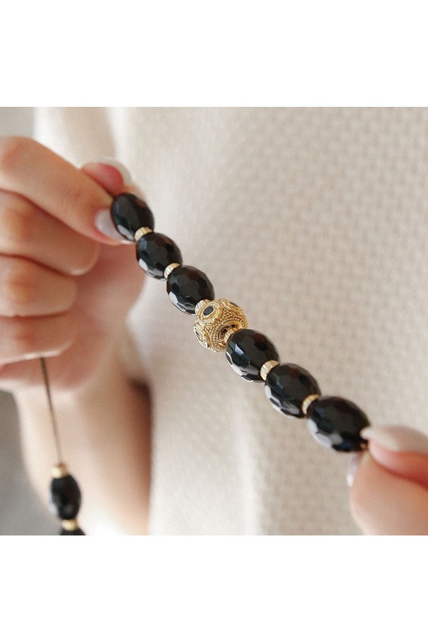 모빌 오닉스 롱 체인 목걸이 Bn0587은 여성스러움을 돋보이게 하는 시크하고 미니멀한 스타일의 목걸이입니다. 블랙과 실버 컬러의 조화가 세련된 분위기를 연출하며, 오닉스와 실버 소재로 제작되어 고급스러운 느낌을 더합니다. 80cm 길이의 롱 체인에 심플한 참 장식이 포인트이며, 3cm 연장 체인이 있어 길이 조절이 용이합니다. 데이트룩, 모임룩, 파티룩 등 다양한 TPO에 활용 가능하며, 기본 패키지 또는 고급 패키지를 선택할 수 있습니다.
