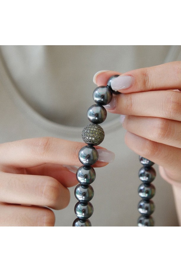 "파베 큐빅볼 12mm 흑진주 목걸이 Bn0588"은 여성스러운 매력을 강조하는 목걸이입니다. 12mm 크기의 흑진주와 큐빅 장식이 조화롭게 어우러져 세련된 분위기를 연출합니다. 43cm의 체인 길이로 제작되었으며, 심플한 참 디자인이 특징입니다. 자연석을 혼합하여 제작되었으며, 데이트룩, 모임룩, 소개팅룩 등 다양한 TPO에 활용 가능합니다. 미니멀하고 로맨틱한 스타일을 선호하는 여성분들께 추천하며, 기본 또는 고급 패키지를 선택할 수 있습니다.
