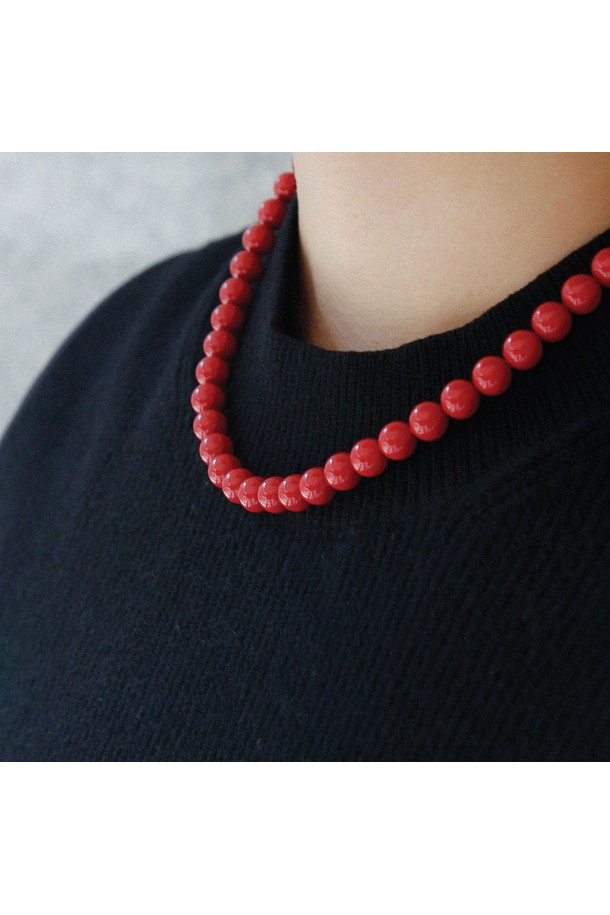 8mm 레드 진주 목걸이 Bn0589는 여성스러운 매력을 더하는 목걸이입니다. 8mm의 붉은색 진주와 심플한 디자인이 어우러져 미니멀하면서도 베이직한 스타일을 연출합니다. 42cm 길이로 제작되었으며, 자연석 진주와 실버 소재를 사용하여 고급스러움을 더했습니다. 무게는 38.3g이며, 데이트룩, 모임룩, 소개팅룩 등 다양한 TPO에 잘 어울립니다. 클래식하면서도 세련된 스타일을 완성해 보세요.
