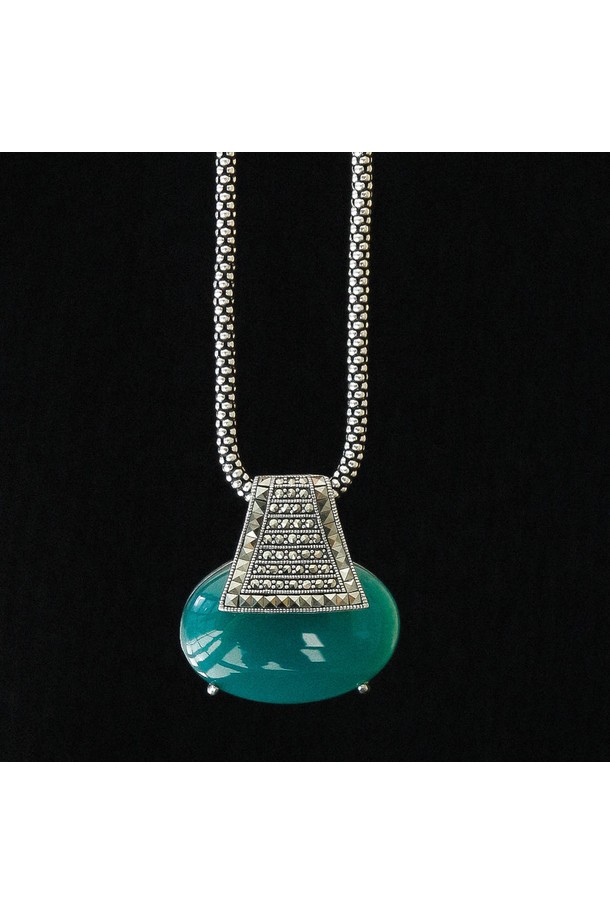 그린 오닉스와 마카사이트, 실버 소재로 제작된 롱 목걸이 Bn0590입니다. 미니멀하고 모던한 스타일로, 여성 및 남성 모두 착용 가능합니다. 천연석 특유의 섬세한 아름다움을 느낄 수 있으며, 심플한 디자인이 세련된 분위기를 연출합니다. 가벼운 착용감으로 데이트룩, 모임룩, 카페룩 등 다양한 TPO에 활용 가능하며, 미니멀, 클래식, 시크 스타일을 즐기는 분들께 추천합니다.
