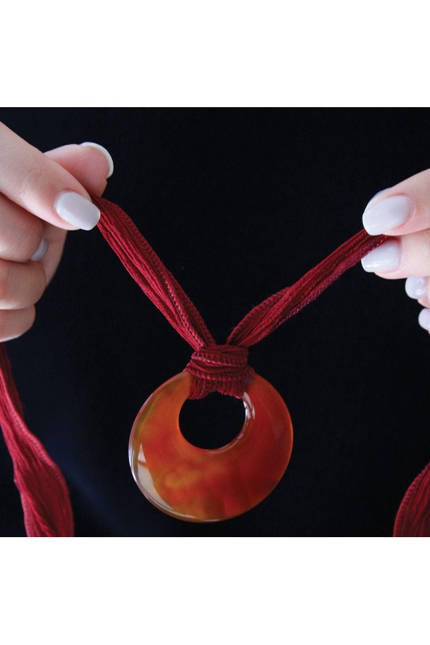 레드 자마노 원석 실크 코드 목걸이 Bn0591은 모던하고 미니멀한 스타일을 추구하는 당신을 위한 아이템입니다. 부드러운 실크 코드와 자연스러운 디자인의 자마노 원석이 어우러져 편안하면서도 세련된 분위기를 연출합니다. 2006년에 출시되어 꾸준히 사랑받고 있으며, 가볍게 착용할 수 있어 데이트룩, 모임룩, 카페룩 등 다양한 TPO에 활용하기 좋습니다. 미니멀, 클래식, 로맨틱 스타일을 즐겨 입는 분들께 추천하며, 고급 포장 및 선물 포장 옵션도 제공됩니다.
