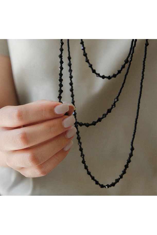 블랙 크리스탈 레이어드 롱 목걸이 Bn0592는 모던하고 미니멀한 스타일을 추구하는 여성들을 위한 목걸이입니다. 크리스탈과 비즈 소재를 사용하여 시크하면서도 세련된 분위기를 연출하며, 롱한 길이와 레이어드 디자인으로 포인트를 더했습니다. 체인 익스텐더를 통해 길이를 조절할 수 있어 다양한 스타일에 맞춰 착용 가능합니다. 데이트룩, 모임룩, 파티룩 등 TPO에 구애받지 않고, 미니멀, 시크, 클래식 스타일을 즐기는 분들께 추천합니다. 내추럴 스톤과 실버의 조화가 돋보이는 이 목걸이는 2006년 런칭 이후 꾸준히 사랑받고 있습니다.

