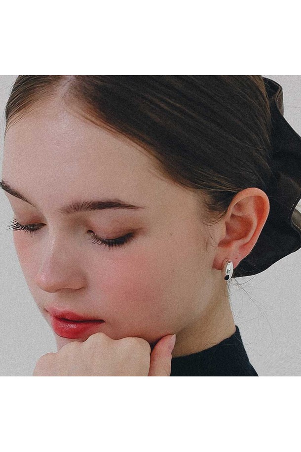 쿼터 볼륨 라운드 실버 귀걸이 M04062는 여성스러운 매력을 더해주는 실버 귀걸이입니다. 미니멀하고 베이직한 스타일로, 데이트룩이나 모임룩에 세련된 포인트를 더할 수 있습니다. 라운드 형태에 쿼터 볼륨 디자인을 더하여 볼륨감 있는 실루엣을 연출합니다. 피어싱 방식으로 착용하며, 실버 소재 특유의 은은한 광택이 돋보입니다. 클래식한 스타일을 선호하는 분들께도 추천합니다.
