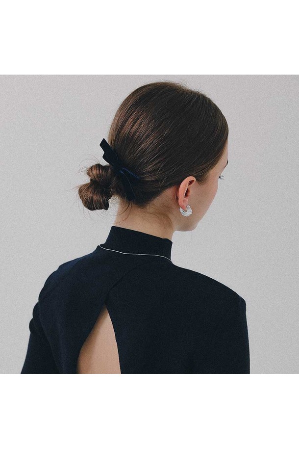 세련된 쿼터 플랫 링클 실버 귀걸이 M04068입니다. 미니멀한 스타일과 링클 디자인이 만나 시크한 분위기를 연출합니다. 데일리룩은 물론, 모임룩에도 포인트 아이템으로 활용하기 좋습니다. 금속 소재의 실버 컬러로 제작되었으며, M 사이즈로 부담 없이 착용 가능합니다. 쿼터 디자인으로 유니크함을 더했습니다.
