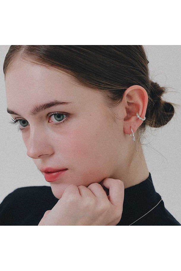 화이트 큐빅 라운드 실버 이어커프 M04075는 여성용 액세서리로, 미니멀하고 우아한 스타일을 연출합니다. 실버 메탈 소재에 큐빅 장식이 더해져 은은한 반짝임을 선사하며, 귀 뒷부분에 착용하여 포인트를 줄 수 있습니다. 큐빅과 라운드 디자인이 조화롭게 어우러져 세련된 느낌을 줍니다. 일상생활에서 부담 없이 착용하여 스타일 지수를 높여보세요.
