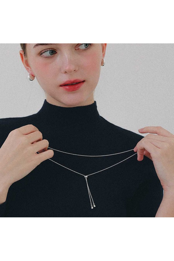 여성스러운 매력을 더해줄 드롭 펜던트 실버 타이 목걸이 N01191입니다. 메탈 소재의 실버 컬러로 제작되어 미니멀하면서도 엘레강스한 스타일을 연출합니다. 펜던트와 드롭 디자인이 특징이며, 타이 스타일로 세련된 포인트를 더했습니다. 모임룩, 클래식, 시크 스타일에 매치하여 스타일리시한 룩을 완성해 보세요. 데일리 아이템으로 활용하기 좋으며, 체인 디자인으로 은은한 멋을 더했습니다.
