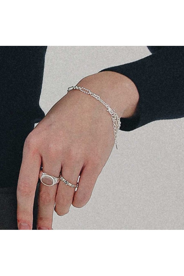 세련된 여성의 스타일을 완성해 줄 "크로스 피가로 체인 실버 팔찌 B01066"입니다. 미니멀하고 클래식한 무드를 자아내는 실버 컬러의 금속 팔찌로, 심플한 디자인에 크로스 디자인과 피가로 체인 디테일이 돋보입니다. 데이트룩, 모임룩, 소개팅룩 등 다양한 TPO에 매치하여 시크하고 세련된 스타일을 연출할 수 있습니다. 

