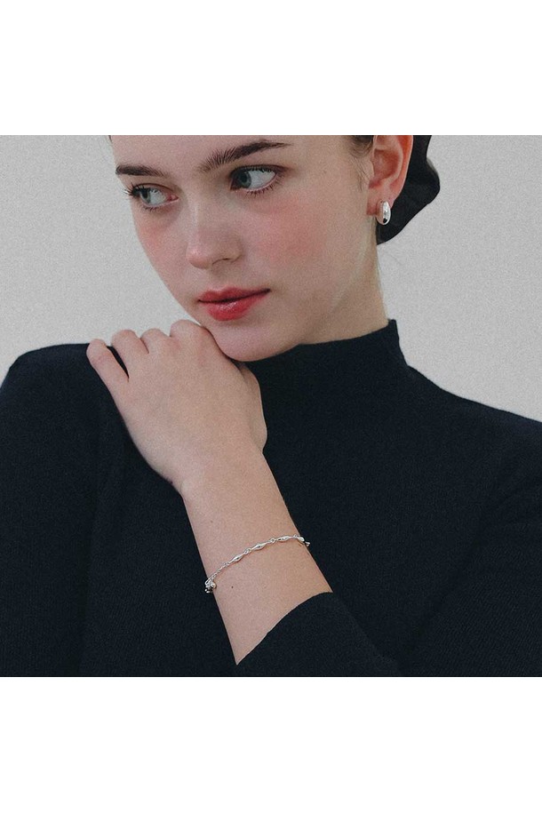 바이콘 체인 실버 팔찌 B01071는 여성의 손목을 은은하게 빛내줄 실버 팔찌입니다. 금속 소재로 제작되었으며, 미니멀하고 베이직한 스타일을 추구하는 분들께 적합합니다. 심플한 디자인과 체인 스타일이 어우러져 일상복에 자연스럽게 매치하기 좋습니다. 유행을 타지 않는 클래식한 매력으로 오랫동안 착용할 수 있습니다. 데일리 팔찌로 활용하여 세련된 스타일을 완성해보세요.
