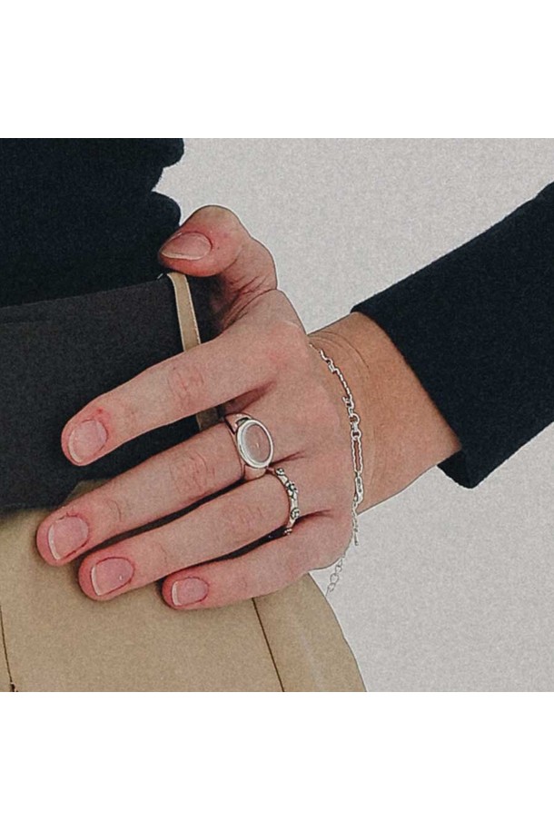 엔틱 크로스 실버 반지 R0711은 여성스러운 매력을 더해줄 실버 소재의 반지입니다. 빈티지하면서도 엔틱한 스타일이 돋보이며, 모임룩에 포인트를 더하기 좋습니다. 반짝이는 실버 소재에 크로스 디자인이 섬세하게 장식되어 클래식, 미니멀, 레트로 스타일을 즐기는 분들께 추천합니다. 특별한 날, 당신의 손 끝을 더욱 돋보이게 해 줄 것입니다. 
