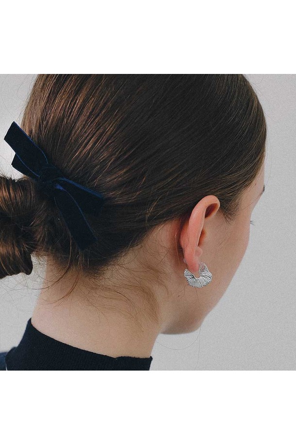 소프트 벨벳 리본 집게핀 H01477은 여성스러운 스타일을 완성하는 헤어 액세서리입니다. 부드러운 벨벳 소재와 블랙 컬러가 어우러져 엘레강스하면서도 클래식한 무드를 선사합니다. 리본 디자인이 사랑스러움을 더하며, 집게핀 타입으로 제작되어 착용이 간편합니다. 모임룩, 하객룩 등 특별한 날은 물론, 일상에서도 세련된 포인트를 줄 수 있는 아이템입니다. 걸리시, 미니멀 스타일에도 잘 어울립니다.
