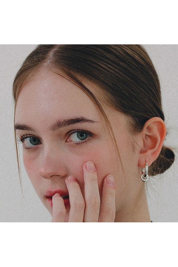 심플한 디자인의 후프 모빌 원터치 실버 귀걸이 M04064입니다. 미니멀한 스타일로 여성분들에게 잘 어울리며, 데일리로 착용하기 좋습니다. 금속 소재의 실버 컬러로 제작되었으며, 간편한 원터치 잠금 방식으로 착용이 용이합니다. 후프 디자인에 모빌 형태가 더해져 세련된 포인트를 더합니다. M 사이즈로, 부담 없이 다양한 스타일에 매치할 수 있습니다.
