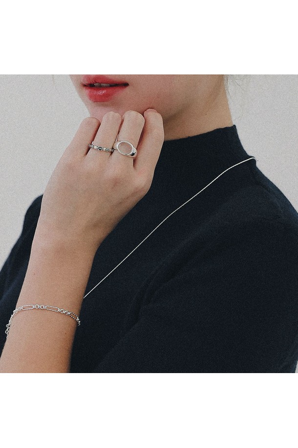 카보숑 문스톤 큐빅 실버 반지 R0712는 여성 고객을 위한 미니멀하고 엘레강스한 스타일의 반지입니다. 실버 소재에 큐빅과 문스톤, 카보숑 디자인 장식이 더해져 은은한 광채를 선사합니다. 심플한 디자인으로 일상룩 또는 모임룩에 포인트 아이템으로 활용하기 좋습니다. 세련된 매력을 더하는 이 반지는 당신의 스타일을 더욱 돋보이게 해줄 것입니다.
