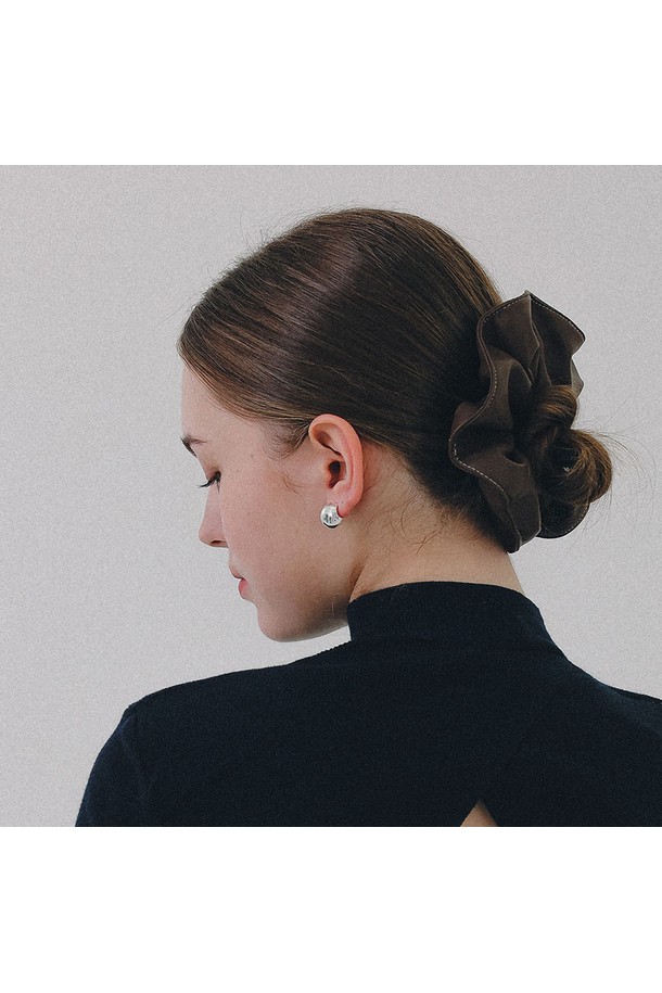 "슬릭 레더 빅 스크런치 H01496"는 여성스러운 무드를 연출하는 블랙 컬러의 빅 사이즈 스크런치입니다. 부드러운 합성가죽 소재로 제작되어 고급스러운 레더 스타일을 연출하며, 주름 디테일이 돋보입니다. 미니멀, 시크, 클래식 스타일을 즐겨 입는 분들께 추천하며, 일상에서 헤어 액세서리로 포인트를 줄 수 있습니다.
