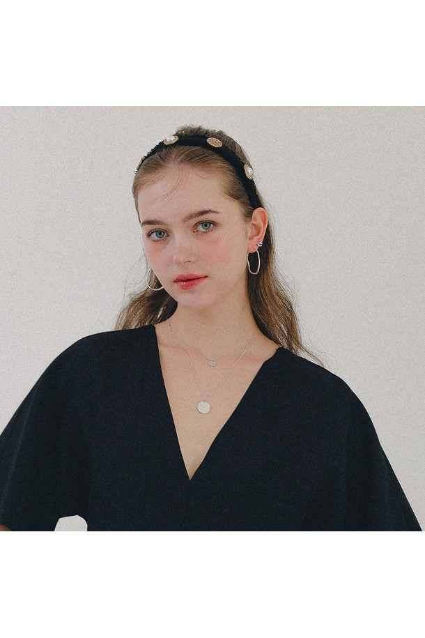 트위드 캐스팅 진주 헤어밴드 H01480은 여성스러운 스타일을 완성해 줄 헤어 액세서리입니다. 고급스러운 트위드 소재와 은은하게 빛나는 진주, 브라스 소재의 조화가 돋보이며, 클래식하면서도 우아한 무드를 연출합니다. 데이트룩, 모임룩, 소개팅룩 등 특별한 날을 위한 포인트 아이템으로, 심플하면서도 기억에 남는 디자인이 특징입니다. 실버925 소재로 제작되어 퀄리티를 높였으며, 프리사이즈로 편안하게 착용 가능합니다. 데일리 주얼리 컨셉으로 제작되어, 매일 착용하며 스타일리시함을 더할 수 있습니다.
