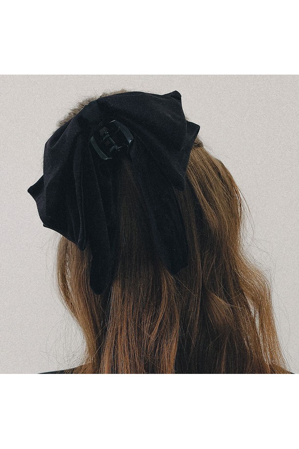 로맨틱 빅 리본 벨벳 집게핀 H01481은 여성스러운 무드를 연출하는 헤어 액세서리입니다. 부드러운 벨벳 소재에 블랙 컬러, 무지 디자인으로 제작되어 어떤 스타일에도 잘 어울립니다. 특히 빅 리본 디자인이 돋보이며, 집게핀 타입으로 머리카락을 간편하게 고정할 수 있습니다. 데이트룩, 모임룩 등 로맨틱하고 걸리시한 스타일을 연출하고 싶을 때 활용해보세요. 클래식한 무드까지 더해져 세련된 헤어 스타일링을 완성할 수 있습니다.
