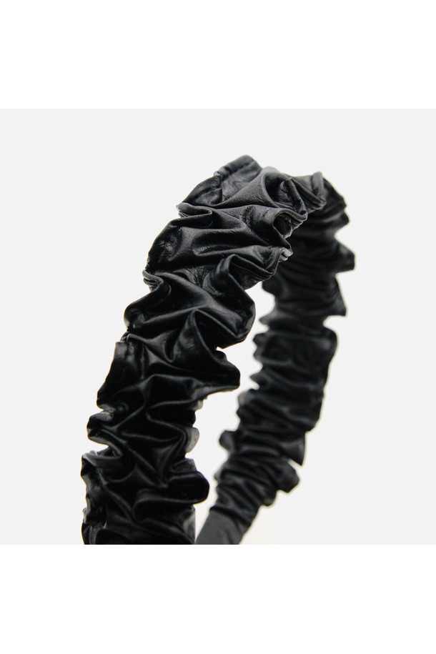 웨이브 셔링 레더 헤어밴드 H01485는 여성의 미니멀, 시크, 클래식 스타일을 완성하는 헤어 액세서리입니다. 블랙 컬러의 인조 가죽 소재에 셔링 디자인이 더해져 세련된 포인트를 줍니다. 하이포알러제닉 코팅 처리되어 민감한 피부에도 안심하고 사용할 수 있으며, FREE 사이즈로 제작되었습니다. 실버 및 티타늄 소재가 사용되었으며, 제품 특성상 약간의 휘어짐이나 생산 과정상의 미세한 스크래치가 있을 수 있습니다.
