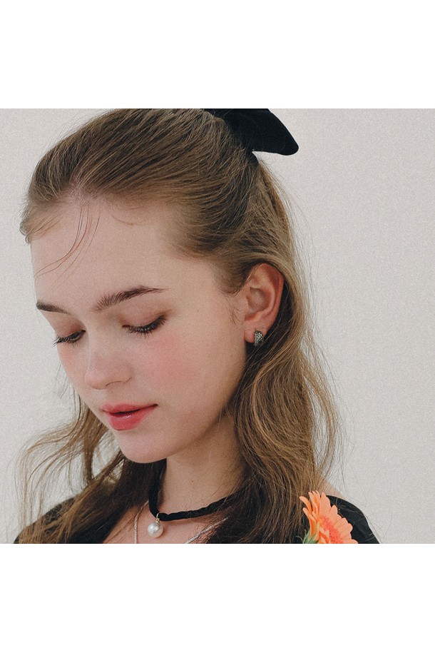 프랑스 벨벳 리본 큐빅 자동핀 H01487은 우아함과 클래식함을 동시에 선사하는 여성 헤어 액세서리입니다. 부드러운 벨벳 소재의 리본 디자인에 큐빅 장식이 더해져 화려하면서도 세련된 분위기를 연출합니다. 자동핀 타입으로 간편하게 착용 가능하며, 데이트룩, 모임룩, 파티룩 등 다양한 TPO에 활용하기 좋습니다. 클래식, 로맨틱, 미니멀 스타일을 즐기는 여성분들께 추천하며, 알러지 방지 기능이 있는 소재로 제작되었습니다. 은은하게 빛나는 큐빅 장식이 당신의 헤어스타일에 특별한 포인트를 더해줄 것입니다.
