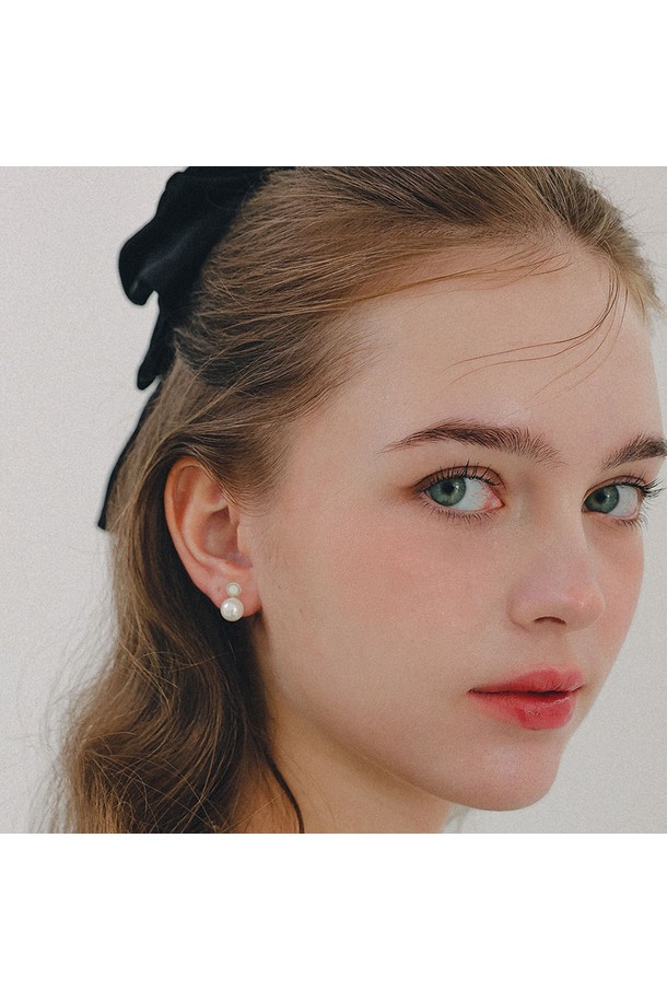 오팔 진주 스노우맨 실버 귀걸이 M03935는 실버925, 진주, 오팔 소재로 제작된 여성용 귀걸이입니다. 0.8cm X 1.5cm 크기의 미니멀하고 베이직한 디자인으로, 데일리룩에 포인트가 되어줍니다. 눈사람 모양의 유니크한 디자인이 돋보이며, 알러지 최소화를 위한 도금 처리가 되어있습니다. 2.4g의 가벼운 무게로 편안하게 착용할 수 있으며, 일상적인 감성을 담은 시그니처 라인 주얼리입니다. 심플하면서도 개성 있는 스타일을 연출해보세요.
