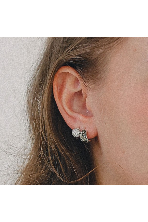 큐빅볼 원터치 미니 링 귀걸이 M04038는 여성스러운 스타일을 연출하는 데 적합한 귀걸이입니다. 실버925, 티타늄, 서지컬스틸 소재로 제작되어 알러지 방지 기능이 있으며, 데일리, 오피스룩, 모임룩에 모두 잘 어울립니다. 심플하고 미니멀한 디자인에 큐빅볼 장식이 더해져 우아한 분위기를 자아내며, 원터치 방식으로 간편하게 착용할 수 있습니다. 개별 및 선물 포장이 가능하여 소중한 사람에게 선물하기에도 좋습니다. 향수, 땀, 물, 온도 변화에 변색될 수 있으며, 모니터 해상도에 따라 색상 차이가 있을 수 있다는 점, 수작업으로 인한 미세한 기포나 스크래치가 있을 수 있다는 점 참고 부탁드립니다.
