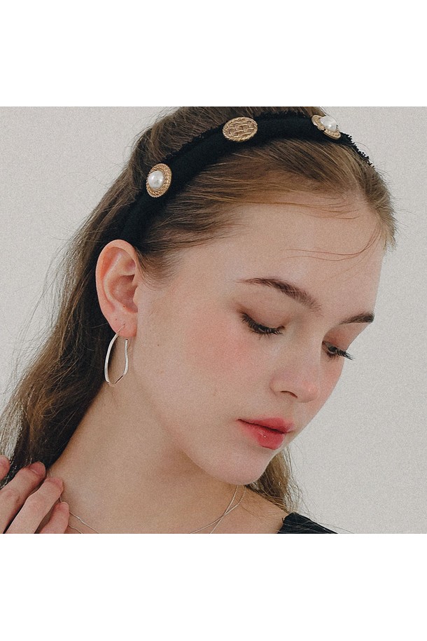 크링클 웨이브 링 실버 귀걸이 M04042는 일상적인 감정에서 영감을 받은 시그니처 라인으로, 미니멀하고 베이직한 스타일을 추구하는 여성분들을 위한 귀걸이입니다. Sterling Silver 925 소재로 제작되어 변형이 가능하며, 3.2cm X 3.8cm 크기에 5.2g 무게로 착용감을 높였습니다. 웨이브와 링 디자인이 돋보이며, 데이트룩, 모임룩, 출근룩 등 다양한 TPO에 활용할 수 있습니다. 항알러지 코팅 처리되어 안심하고 착용 가능하며, 실버 특성상 향수, 땀, 물, 온도 변화에 의해 변색될 수 있습니다.
