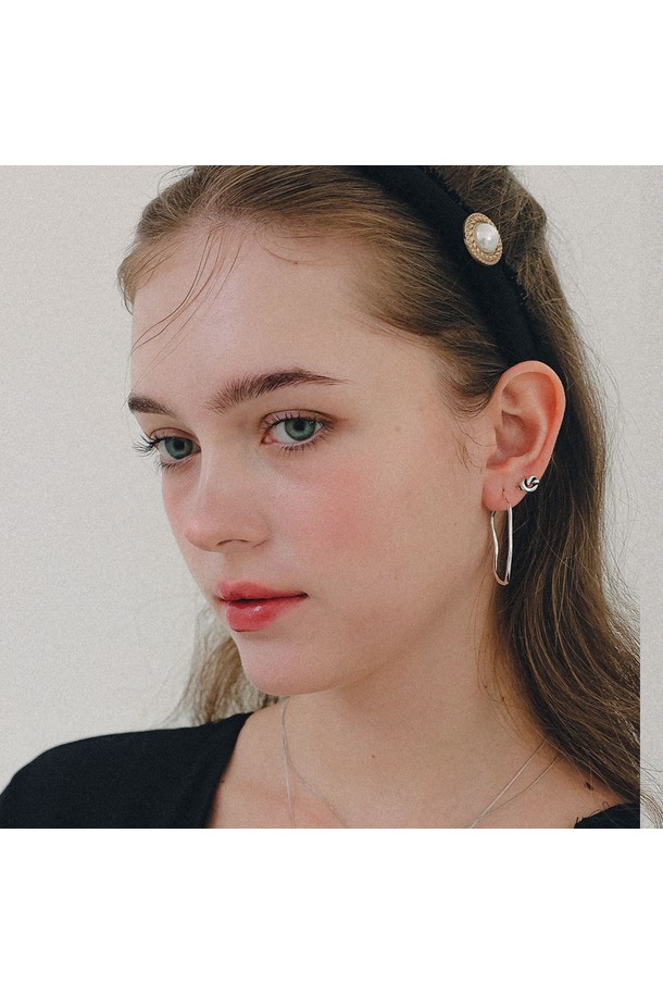 앤틱 프레첼 실버 귀걸이 M04070은 여성스러운 매력을 더해줄 귀걸이입니다. 925 스털링 실버 소재로 제작되어 변색에 강하며, 앤틱 스타일의 프레첼 디자인이 돋보입니다. 0.9cm x 0.6cm 크기로 데일리룩은 물론, 모임룩, 클래식, 미니멀 스타일에도 잘 어울립니다. 기본 패키지와 고급 패키지 옵션, 선물 포장 서비스도 제공됩니다. 향수, 땀, 물과의 접촉, 급격한 온도 변화에 유의하여 관리하면 오랫동안 아름다움을 유지할 수 있습니다.
