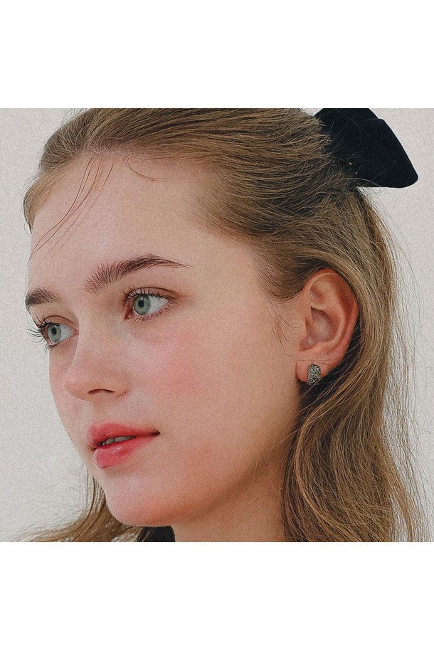 마카사이트 패턴 커브드 실버 귀걸이 M04077은 심플하고 베이직한 스타일을 추구하는 여성 고객을 위한 제품입니다. 데일리 룩에 자연스럽게 녹아드는 디자인으로, 일상생활에서 편안하게 착용할 수 있습니다. 92.5% 스털링 실버 소재에 알러지 방지 코팅 처리가 되어 민감한 피부에도 안심하고 사용할 수 있습니다. 후프형 디자인에 마카사이트 스톤 장식이 더해져 은은한 포인트가 되어줍니다. Day Light Hoops 컬렉션의 실버 귀걸이로, 미니멀하면서도 클래식한 매력을 선사합니다.
