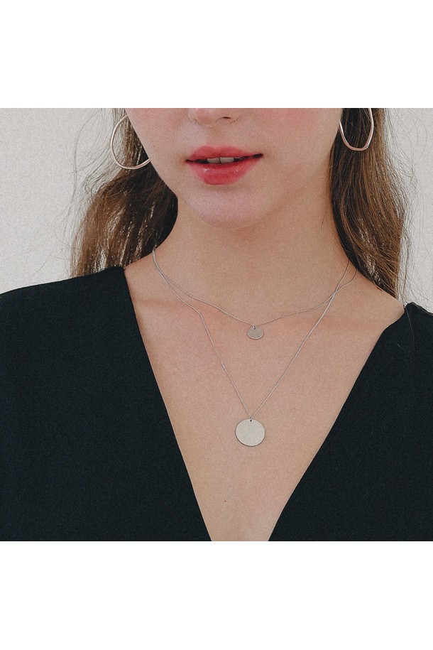 세련된 여성의 데이트룩을 완성해 줄 '더블 레이어드 스크래치 코인 실버 목걸이 N0947'입니다. 92.5% 스털링 실버 소재에 하이포알러제닉 코팅 처리를 하여, 민감한 피부에도 안심하고 착용할 수 있습니다. 이중 레이어드 디자인과 스크래치 질감의 조화가 미니멀하면서도 은은한 포인트를 선사합니다. 'Day Light Hoops' 패턴의 코인 펜던트가 베이직한 스타일에 세련됨을 더하며, 어떤 룩에도 자연스럽게 매치됩니다.
