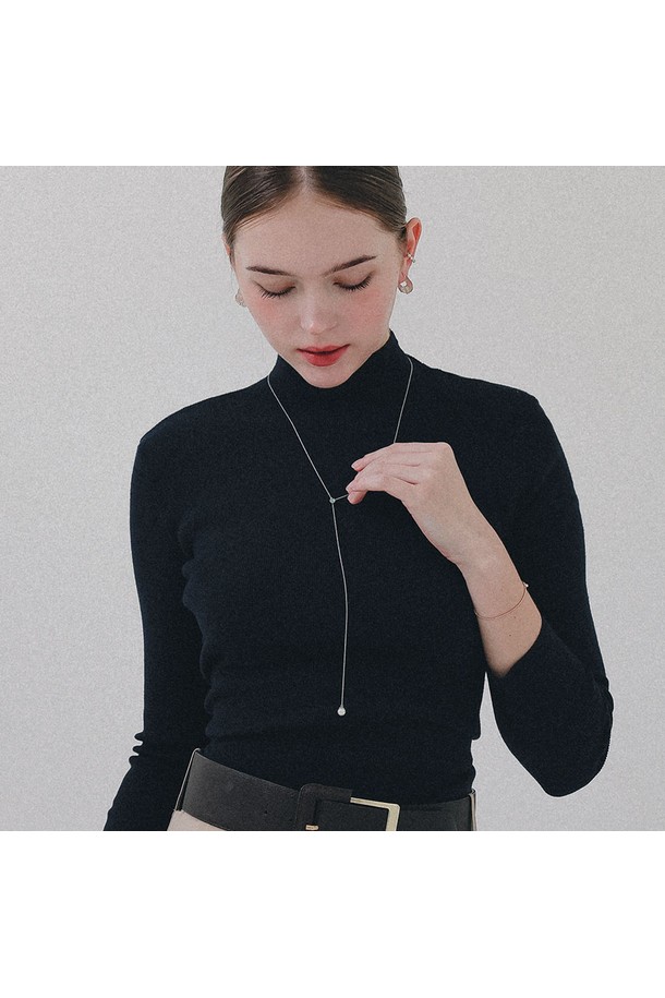 그린 큐빅 진주 타이 실버 롱목걸이 N01166은 여성 고객을 위한 미니멀하고 베이직한 디자인의 목걸이입니다. 실버925 소재에 그린 큐빅과 진주 장식이 더해져 은은하게 빛나는 포인트를 선사합니다. 75cm 길이의 체인 디자인으로 제작되었으며, 무게는 2.7g입니다. 심플한 디자인은 데일리룩은 물론, 모임룩에도 세련되게 매치할 수 있습니다. 실버 메탈릭 텍스처가 고급스러운 분위기를 더합니다.
