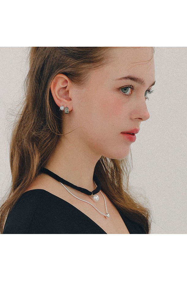 실버볼 니트체인 크런치 목걸이 N01237은 미니멀하고 베이직한 스타일을 추구하는 여성 고객을 위한 목걸이입니다. 925 스털링 실버 소재로 제작되어 변색 걱정 없이 오랫동안 착용할 수 있으며, 하이포알러제닉 코팅으로 민감한 피부에도 안전합니다. 8mm 실버볼이 체인에 연결된 심플한 디자인으로, 출근룩이나 오피스룩에 포인트 아이템으로 활용하기 좋습니다. 40cm 길이 (+5cm 연장체인)로 사이즈 조절이 가능하며, 3.9g의 가벼운 무게감으로 편안하게 착용할 수 있습니다.
