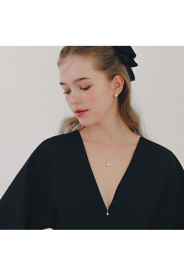 세련된 당신을 위한, 진주 타이 박스체인 실버 롱목걸이 N01239입니다. 925 스털링 실버 소재로 제작되어 변색 걱정 없이 오랫동안 착용할 수 있습니다. 하이포알러제닉 도금 처리로 알레르기 걱정을 줄였으며, 60cm 길이에 5cm 연장 체인이 있어 다양한 스타일 연출이 가능합니다. 6mm와 8mm 두 가지 체인 사이즈로 제공되며, 데일리룩부터 모임룩까지 미니멀하고 클래식한 분위기를 더해줍니다. 은은하게 빛나는 진주와 섬세한 박스체인 디자인이 당신의 스타일을 한층 더 돋보이게 해줄 것입니다.
