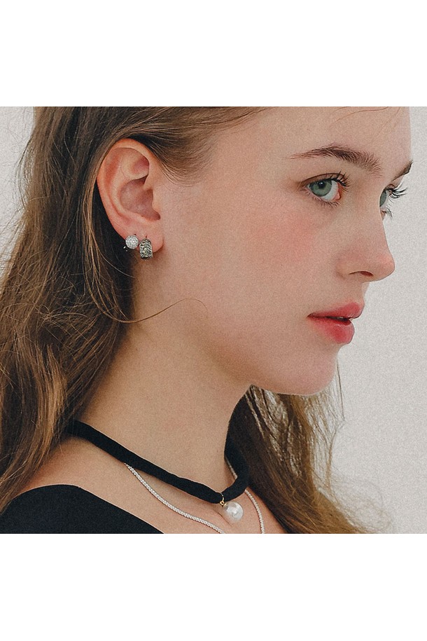 블랙 벨벳 소재에 진주와 큐빅 장식이 더해진 초커 목걸이입니다. N01245 모델로, 40cm 길이의 심플하고 데일리한 디자인이 특징입니다. 니켈프리 도금 처리로 알러지 반응을 최소화하여 안심하고 착용할 수 있습니다. 데이트룩, 모임룩, 미니멀, 클래식, 시크 스타일을 연출할 때 돋보이는 아이템입니다. 체인 익스텐더 잠금 방식으로 길이를 조절할 수 있습니다.
