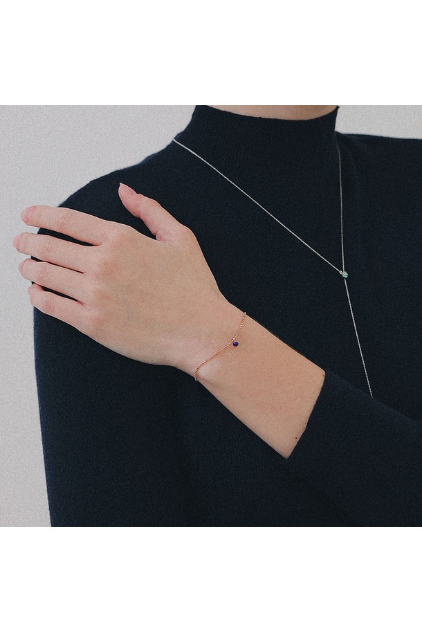 라피스라줄리 볼체인 실버 팔찌 B01048는 여성용 팔찌로, 미니멀하고 베이직한 스타일을 추구합니다. 925 스털링 실버 소재에 실버와 로즈 골드 컬러로 제작되었으며, 데이트룩에 잘 어울립니다. 볼 체인 디자인과 사이즈 조절 기능이 있어 편안하게 착용할 수 있으며, 하이포알러제닉 도금 처리로 알레르기 걱정 없이 사용할 수 있습니다. 심플한 디자인으로 일상복에 매치하기 좋습니다.
